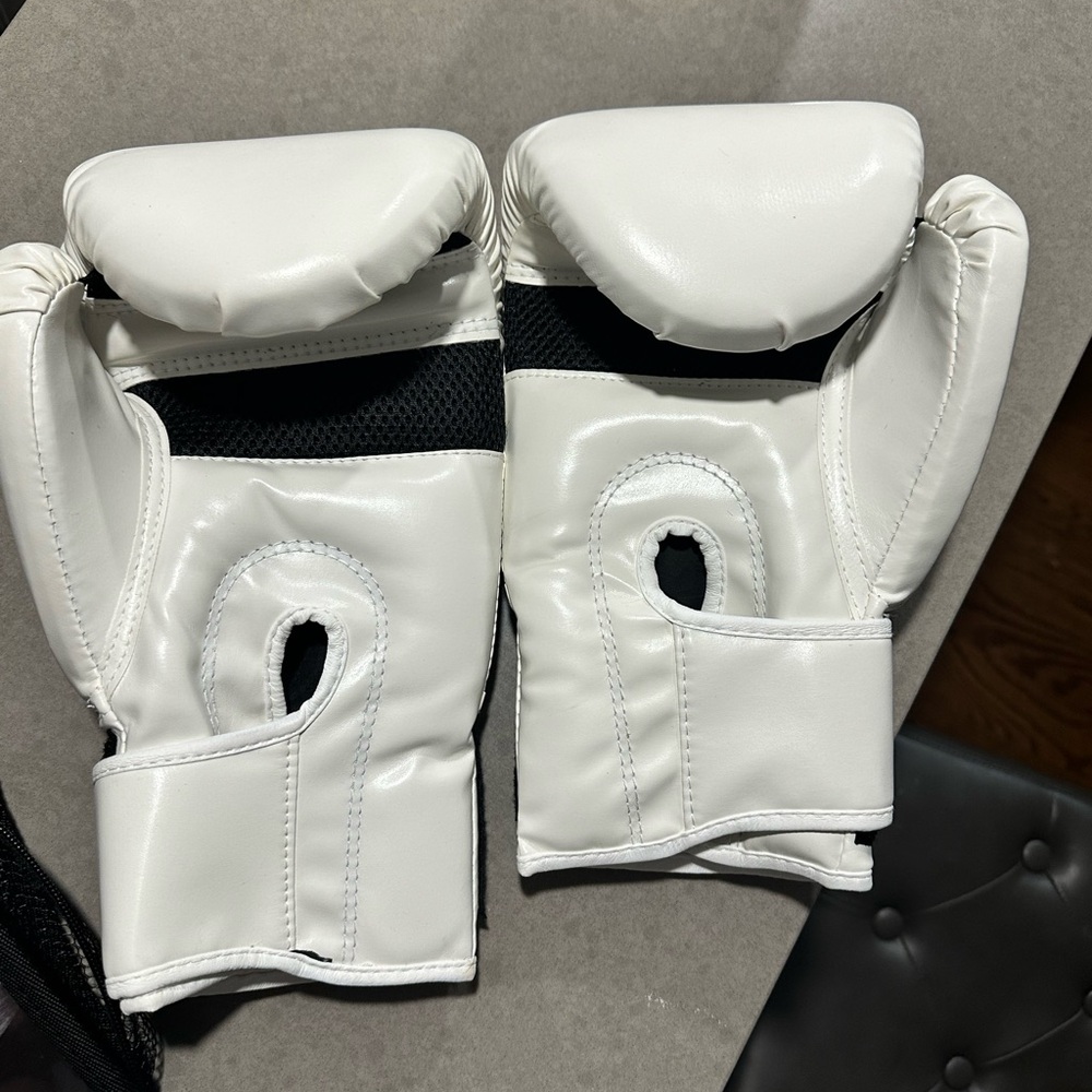 Boxing 🥊 gloves - Picture 5 of 6